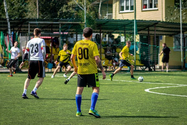 MOSCÚ, RUSIA - 24 de agosto de 2019: Jugadores de fútbol en el juego. Liga amateur en Moscú . — Foto de Stock