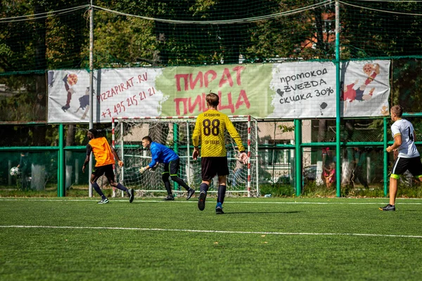 MOSCOW, RÚSSIA - 24 de agosto de 2019: Jogadores de futebol no jogo. Liga Amador em Moscou . — Fotografia de Stock