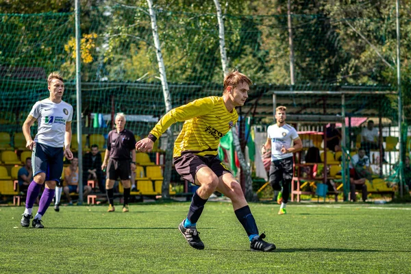 MOSCÚ, RUSIA - 24 de agosto de 2019: Jugadores de fútbol en el juego. Liga amateur en Moscú . — Foto de Stock