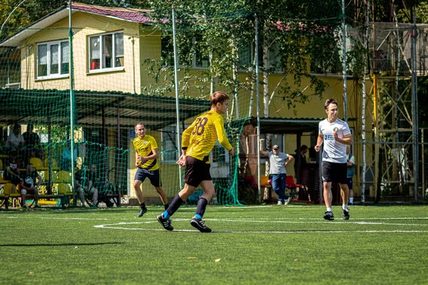 MOSCÚ, RUSIA - 24 de agosto de 2019: Jugadores de fútbol en el juego. Liga amateur en Moscú . — Foto de Stock