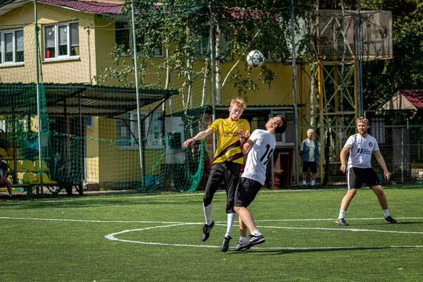 MOSCOW, RÚSSIA - 24 de agosto de 2019: Jogadores de futebol no jogo. Liga Amador em Moscou . — Fotografia de Stock