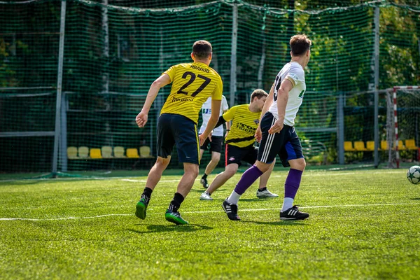 MOSCOW, RÚSSIA - 24 de agosto de 2019: Jogadores de futebol no jogo. Liga Amador em Moscou . — Fotografia de Stock