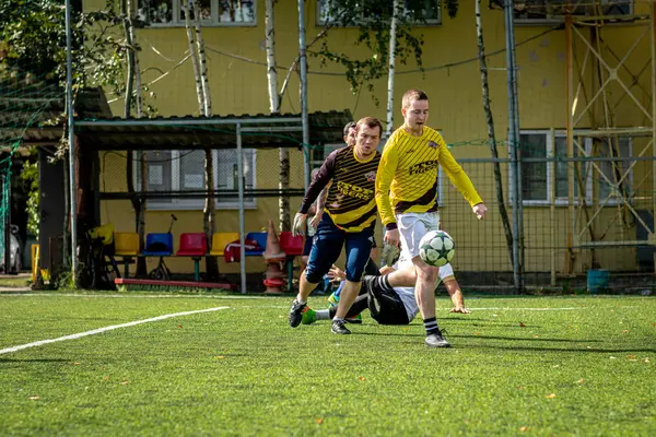 Moskova, Rusya - 24 Ağustos 2019: Oyunda futbolcular. Moskova Amatör Ligi.
