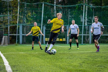 Moskova, Rusya - 24 Ağustos 2019: Oyunda futbolcular. Moskova Amatör Ligi.