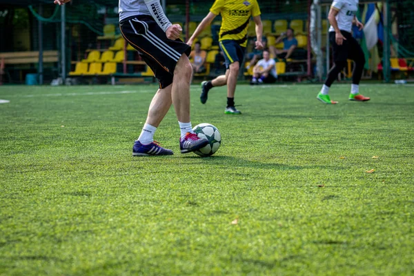 Moskva, Ryssland-24 augusti 2019: fotbollsspelare i spelet. Amatör ligan i Moskva. — Stockfoto