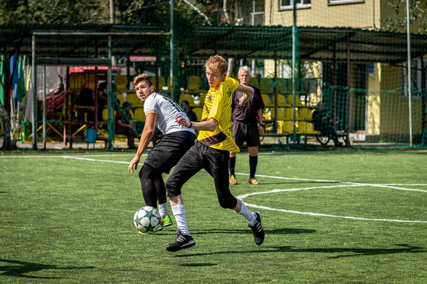 MOSCA, RUSSIA - 24 AGOSTO 2019: Giocatori di calcio in gioco. Lega amatoriale a Mosca . — Foto Stock