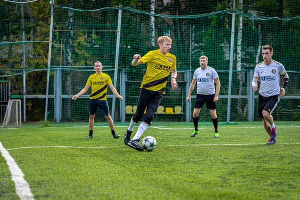 Moskova, Rusya - 24 Ağustos 2019: Oyunda futbolcular. Moskova Amatör Ligi.