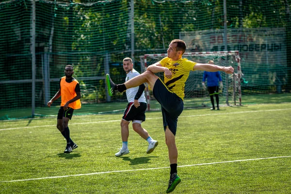 Moskova, Rusya - 24 Ağustos 2019: Oyunda futbolcular. Moskova Amatör Ligi.