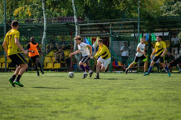 Moskva, Ryssland-24 augusti 2019: fotbollsspelare i spelet. Amatör ligan i Moskva. — Stockfoto