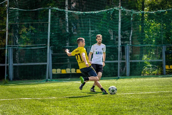 MOSCOW, RÚSSIA - 24 de agosto de 2019: Jogadores de futebol no jogo. Liga Amador em Moscou . — Fotografia de Stock