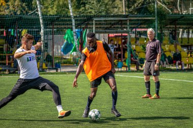 Moskova, Rusya - 24 Ağustos 2019: Oyunda futbolcular. Moskova Amatör Ligi.