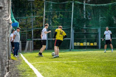 Moskova, Rusya - 24 Ağustos 2019: Oyunda futbolcular. Moskova Amatör Ligi.