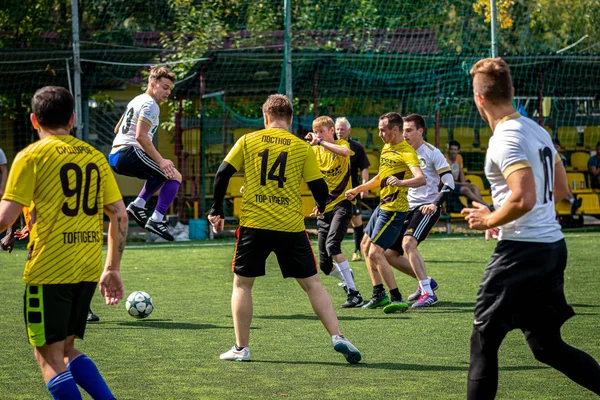 Moskova, Rusya - 24 Ağustos 2019: Oyunda futbolcular. Moskova Amatör Ligi.