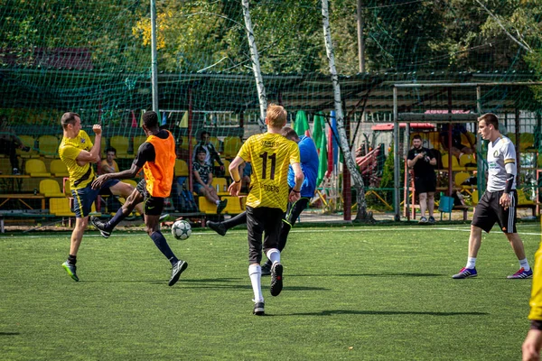 MOSCOW, RÚSSIA - 24 de agosto de 2019: Jogadores de futebol no jogo. Liga Amador em Moscou . — Fotografia de Stock