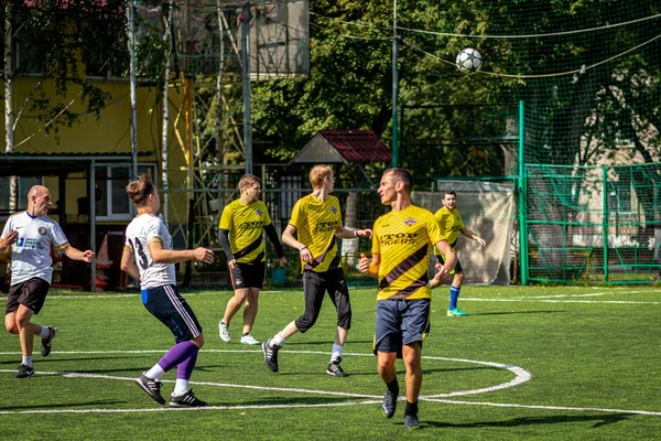 MOSCOW, RUSSIA - AUGUST 24, 2019: Fodboldspillere i spillet. Amatør liga i Moskva . - Stock-foto