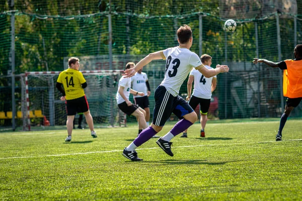 Moskova, Rusya - 24 Ağustos 2019: Oyunda futbolcular. Moskova Amatör Ligi.