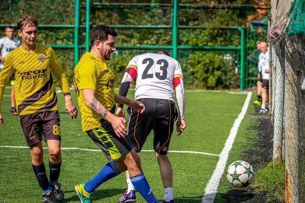 MOSCOW, RÚSSIA - 24 de agosto de 2019: Jogadores de futebol no jogo. Liga Amador em Moscou . — Fotografia de Stock