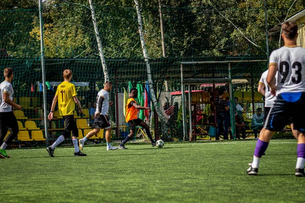 MOSCOW, RUSSIA 24 Agustus 2019: Pemain sepak bola dalam permainan. Amatir liga di Moskow . — Stok Foto