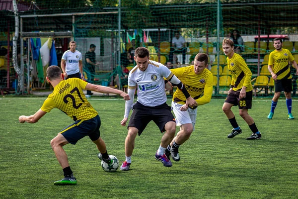Moskova, Rusya - 24 Ağustos 2019: Oyunda futbolcular. Moskova Amatör Ligi. — Stok fotoğraf