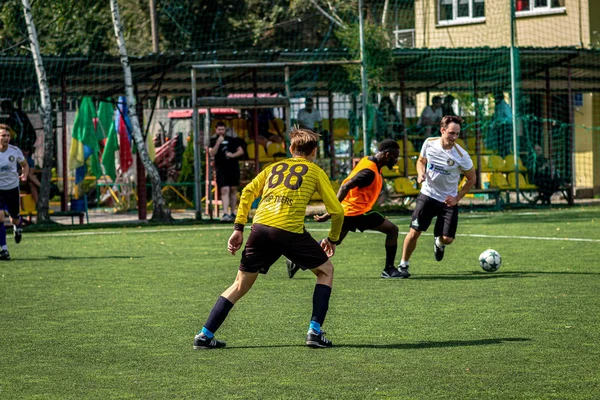 Moskova, Rusya - 24 Ağustos 2019: Oyunda futbolcular. Moskova Amatör Ligi.