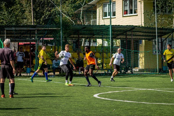 MOSCOW, RÚSSIA - 24 de agosto de 2019: Jogadores de futebol no jogo. Liga Amador em Moscou . — Fotografia de Stock