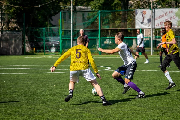 Moskova, Rusya - 24 Ağustos 2019: Oyunda futbolcular. Moskova Amatör Ligi.