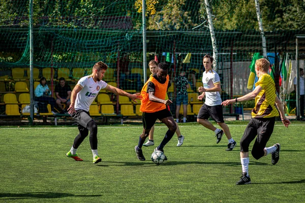 Moskova, Rusya - 24 Ağustos 2019: Oyunda futbolcular. Moskova Amatör Ligi.