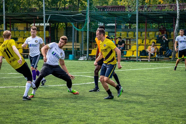 Moskova, Rusya - 24 Ağustos 2019: Oyunda futbolcular. Moskova Amatör Ligi.