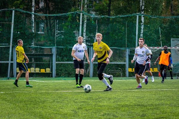Moskova, Rusya - 24 Ağustos 2019: Oyunda futbolcular. Moskova Amatör Ligi.