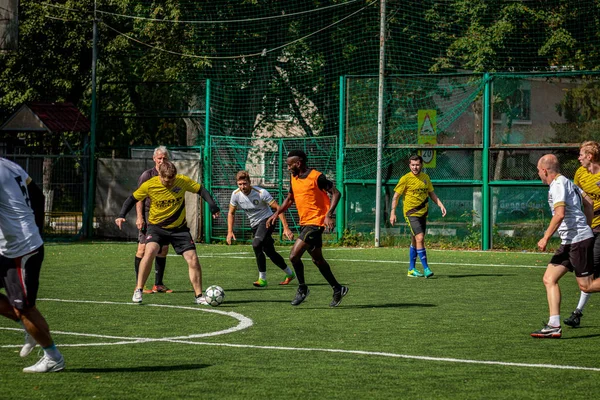 MOSCOW, RÚSSIA - 24 de agosto de 2019: Jogadores de futebol no jogo. Liga Amador em Moscou . — Fotografia de Stock