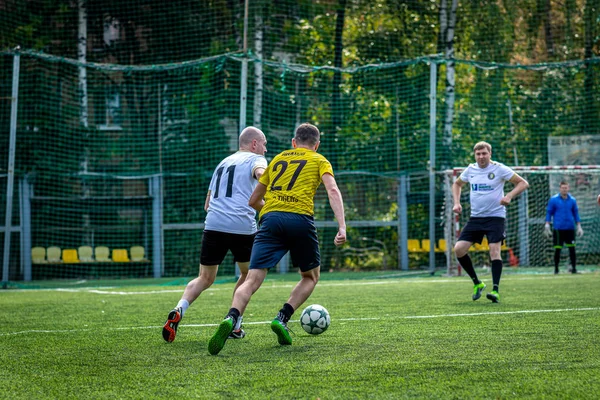 MOSCÚ, RUSIA - 24 de agosto de 2019: Jugadores de fútbol en el juego. Liga amateur en Moscú . — Foto de Stock