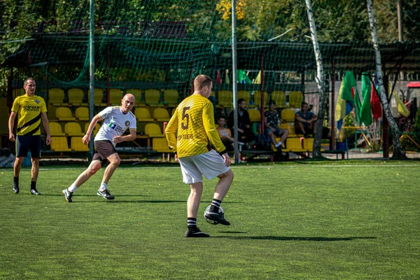 Moskova, Rusya - 24 Ağustos 2019: Oyunda futbolcular. Moskova Amatör Ligi.