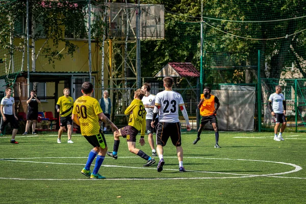 MOSCÚ, RUSIA - 24 de agosto de 2019: Jugadores de fútbol en el juego. Liga amateur en Moscú . — Foto de Stock