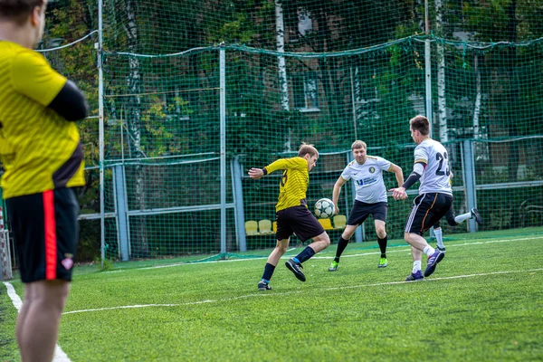 MOSCÚ, RUSIA - 24 de agosto de 2019: Jugadores de fútbol en el juego. Liga amateur en Moscú . — Foto de Stock