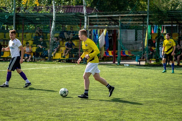 Moskova, Rusya - 24 Ağustos 2019: Oyunda futbolcular. Moskova Amatör Ligi.
