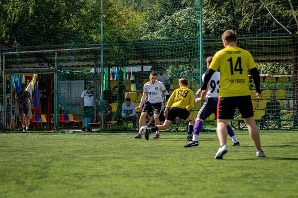 MOSCÚ, RUSIA - 24 de agosto de 2019: Jugadores de fútbol en el juego. Liga amateur en Moscú . — Foto de Stock