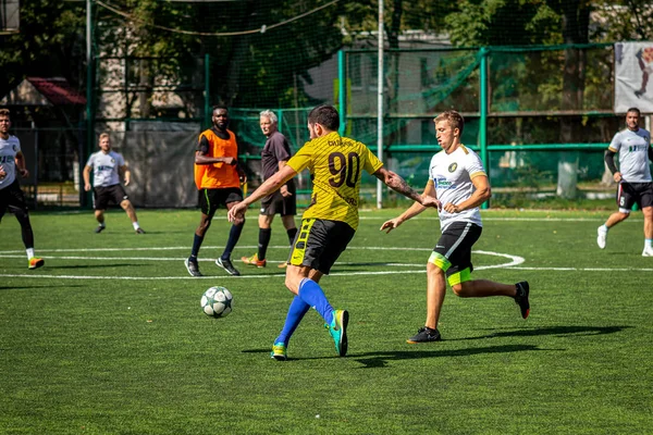Moskova, Rusya - 24 Ağustos 2019: Oyunda futbolcular. Moskova Amatör Ligi.