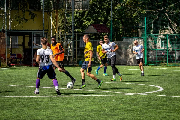 Moskova, Rusya - 24 Ağustos 2019: Oyunda futbolcular. Moskova Amatör Ligi.