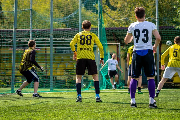 MOSCÚ, RUSIA - 24 de agosto de 2019: Jugadores de fútbol en el juego. Liga amateur en Moscú . — Foto de Stock