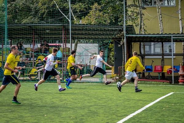 MOSCOW, RÚSSIA - 24 de agosto de 2019: Jogadores de futebol no jogo. Liga Amador em Moscou . — Fotografia de Stock