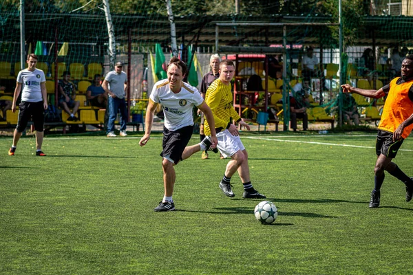 Moskova, Rusya - 24 Ağustos 2019: Oyunda futbolcular. Moskova Amatör Ligi.