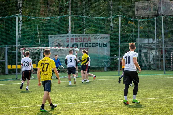 MOSCA, RUSSIA - 24 AGOSTO 2019: Giocatori di calcio in gioco. Lega amatoriale a Mosca . — Foto Stock