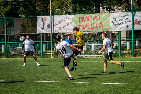 Moskova, Rusya - 24 Ağustos 2019: Oyunda futbolcular. Moskova Amatör Ligi.