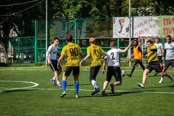 MOSCOW, RÚSSIA - 24 de agosto de 2019: Jogadores de futebol no jogo. Liga Amador em Moscou . — Fotografia de Stock