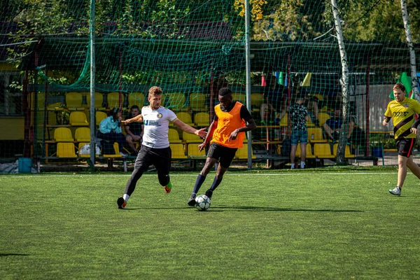 Moskova, Rusya - 24 Ağustos 2019: Oyunda futbolcular. Moskova Amatör Ligi.