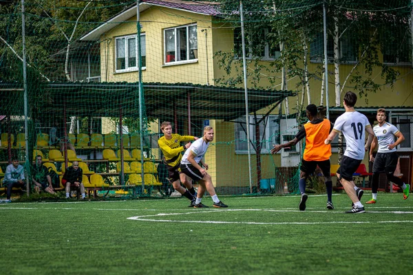 MOSCOW, RÚSSIA - 24 de agosto de 2019: Jogadores de futebol no jogo. Liga Amador em Moscou . — Fotografia de Stock