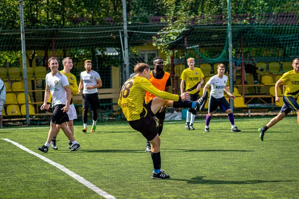 MOSCÚ, RUSIA - 24 de agosto de 2019: Jugadores de fútbol en el juego. Liga amateur en Moscú . — Foto de Stock