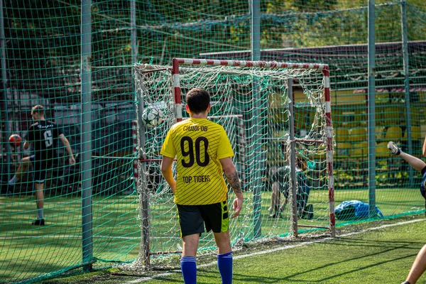 MOSCOW, RÚSSIA - 24 de agosto de 2019: Jogadores de futebol no jogo. Liga Amador em Moscou . — Fotografia de Stock