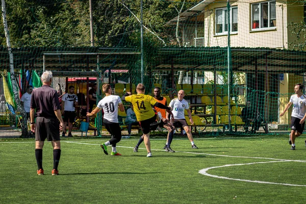 MOSCOW, RÚSSIA - 24 de agosto de 2019: Jogadores de futebol no jogo. Liga Amador em Moscou . — Fotografia de Stock