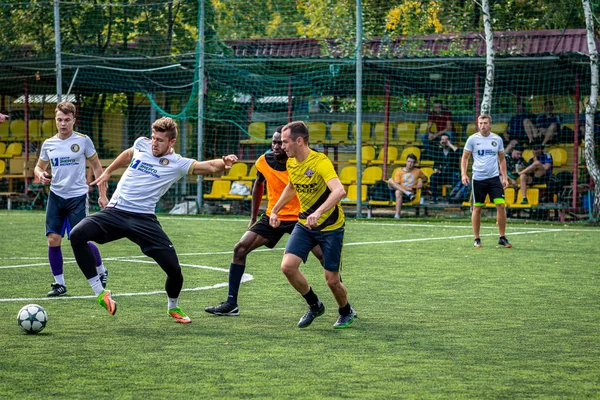 MOSCOW, RUSSIA - AUGUST 24, 2019: Soccer players in game. Amateur league in Moscow. — Stock Photo, Image